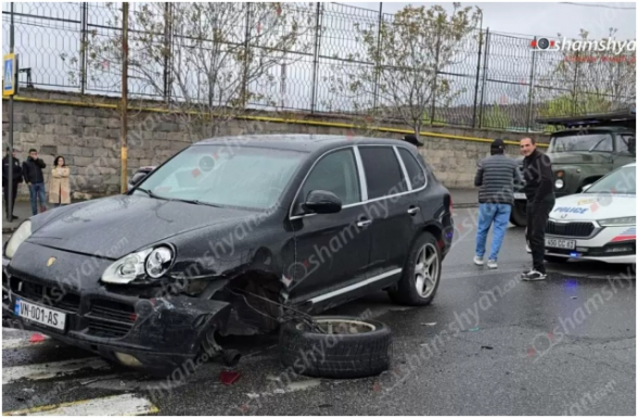 Երևանում բախվել է 4 տրանսպորտային միջոց, «Porsche»-ը հայտնվել է ճանապարհի մեջտեղում